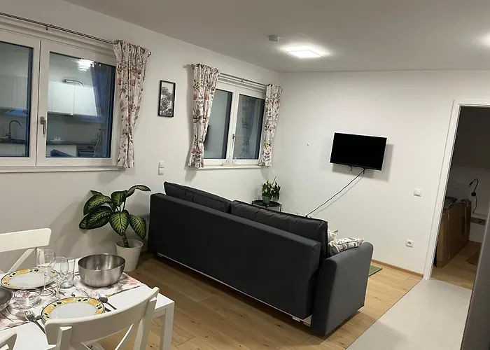 Cosy Candy Flat- With Optional Parking Available At An Extra Cost *