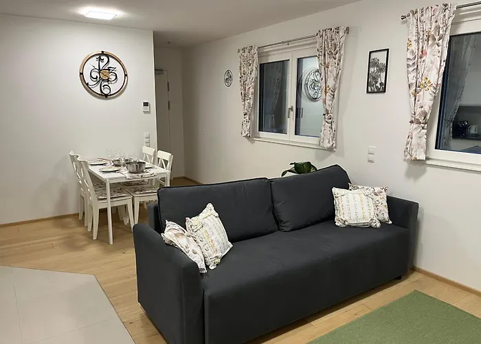 Cosy Candy Flat- With Optional Parking Available At An Extra Cost Bécs